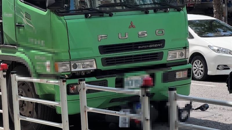 機車被撞倒卡在車底。（圖／翻攝自Thread @why_0229）