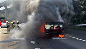 整台貨車被燒成火球，場面十分嚇人。（圖／翻攝畫面）