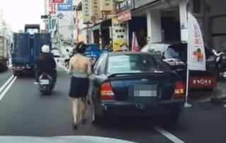一輛閃著雙黃燈、違規併排停車的轎車，女車主讓駕駛直呼，本來要檢舉，但原諒是美德。（圖／翻攝自WoWtchout - 地圖型行車影像分享平台）