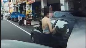 一輛閃著雙黃燈、違規併排停車的轎車，女車主讓駕駛直呼，本來要檢舉，但原諒是美德。（圖／翻攝自WoWtchout - 地圖型行車影像分享平台）