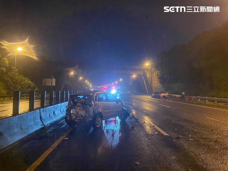 呂男開車自撞內側護欄,釀3車追撞事故。(圖/翻攝畫面)