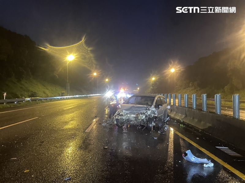 國道3號南下台中沙鹿段發生3車追撞事故,釀2人輕傷送醫。(圖/翻攝畫面)
