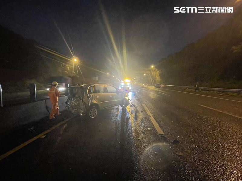 國道3號南下台中沙鹿段發生3車追撞事故,釀2人輕傷送醫。(圖/翻攝畫面)