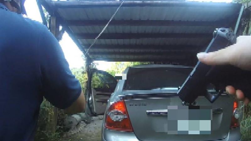 余男以為遭通緝拒檢被捕。（圖／翻攝畫面）