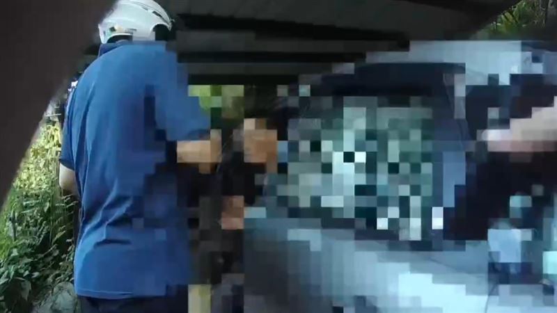 余男以為遭通緝拒檢被捕。（圖／翻攝畫面）