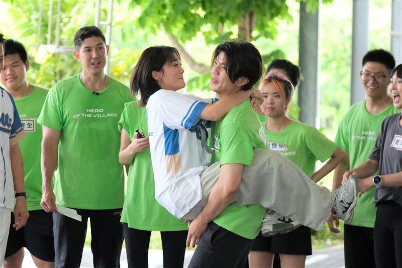 張文綺凍未條！「熊抱」原子少年，霸氣喊：我自己來！（圖／東森綜合台提供）
