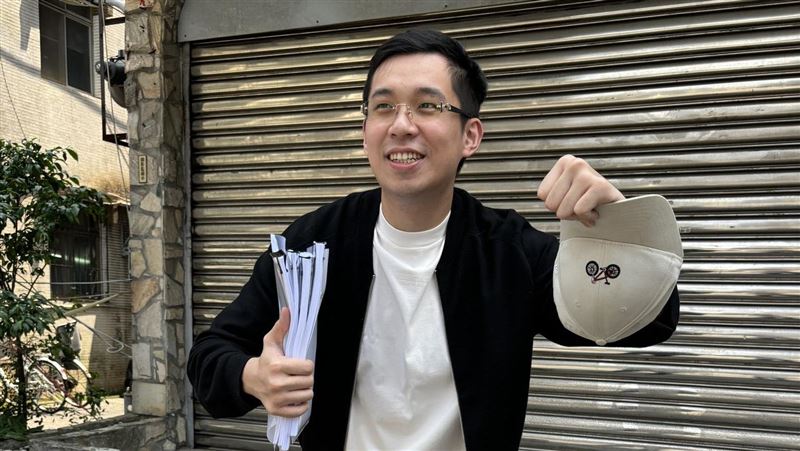 陳聖文（圖）想起參與罷免運動時，一位剛回國民眾說的一句話，那一刻的感動讓他永遠記得。（圖／翻攝自陳聖文臉書）