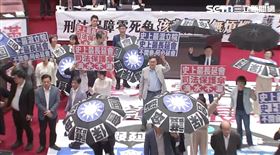 ▲藍白挾著人數優勢表決通過延會到8月31日，民進黨團撐起黑傘，怒轟撐司法保護傘。（圖／翻攝畫面）
