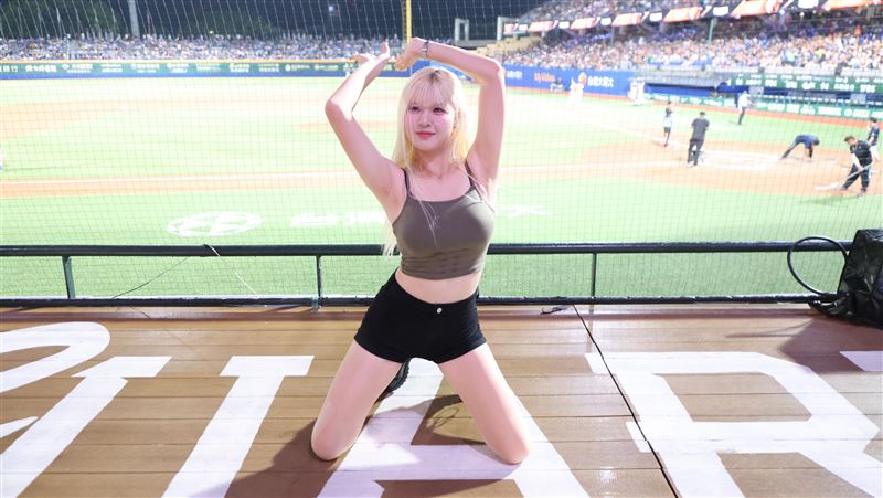 UniGirls韓籍成員安惠志中場表演。(圖/統一獅球團提供)