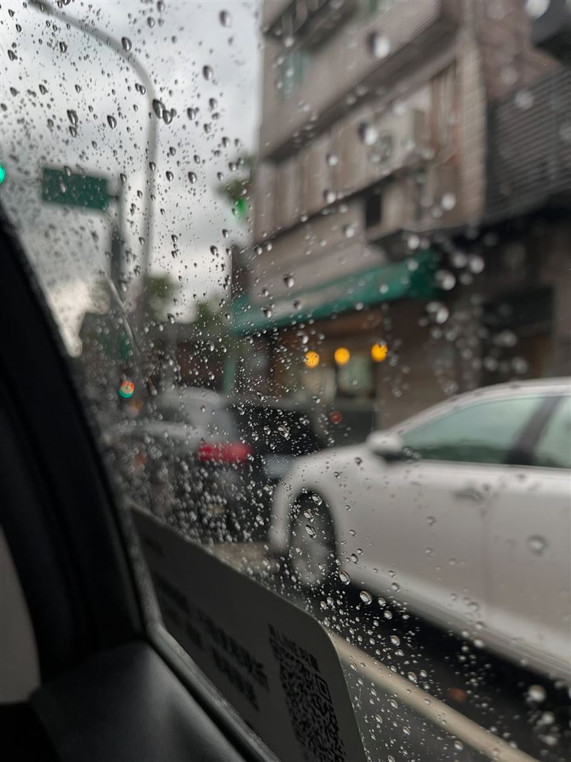 簡立喆冒雨趕到卻被警衛告知活動早已辦完。(圖/翻攝自簡立喆臉書)