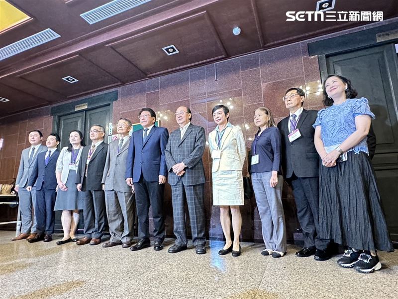 總統府秘書長潘孟安陪同司法院正副院長及大法官被提名人拜會民進黨立法院黨團。（圖／記者劉秀敏攝影）
