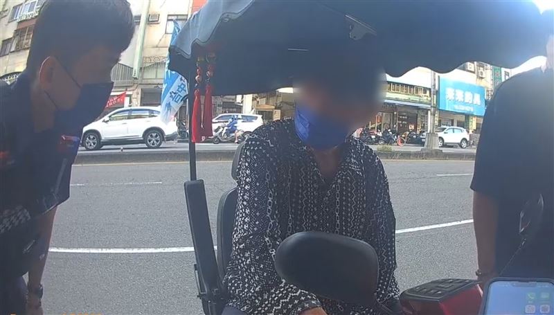 97歲的爺爺騎到一半迷路,原本堅持要繼續騎到烏日買烤鴨,在警方勸說下才打消念頭。(圖/翻攝畫面)