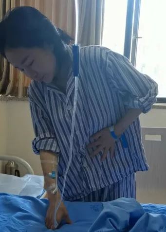 謝姓女子在結婚兩年間,遭丈夫賀姓男子家暴多達16次,終身需掛便袋生活。(圖/翻攝自微博@海報新聞)