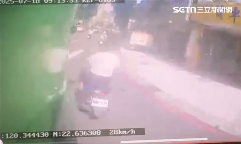 柯翁在轉彎處從內側超車又左切,沒發現已緊貼在聯結車前方,下秒意外發生了。(圖/翻攝畫面)
