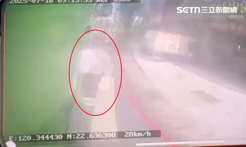 柯翁在轉彎處從內側超車又左切,沒發現已緊貼在聯結車前方,下秒意外發生了。(圖/翻攝畫面)