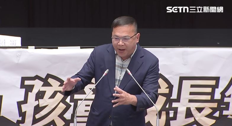 王義川狂酸民眾黨可憐哪,阿弟仔幫老大撐司法保護傘。(圖/翻攝畫面)