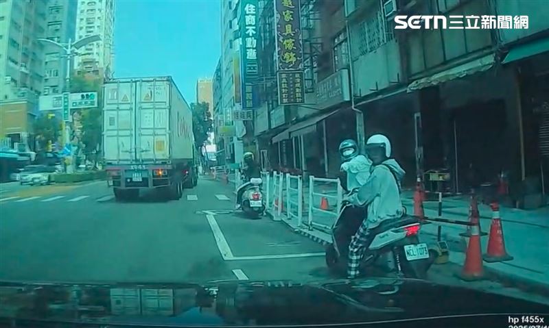 後方轎車反應不及也輾過,待轉區的騎士紛紛示意輾到人,但已來不及。(圖/翻攝畫面/翻攝自Thread @why_0229)