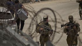 ▲以色列士兵在敘利亞和以色列邊境站崗，守衛敘利亞德魯士人。（圖／美聯社／達志影像）