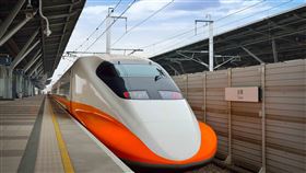 高鐵出遊就用這幾張神卡賺現金回饋，搭點數折抵購票、無痛升等商務艙更優惠。（圖／袋鼠金融提供）