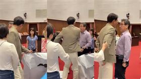 ▲黃國昌衝上前狂吼沈發惠「不要推我」。（組合圖／翻攝自周軒臉書）