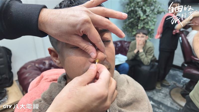 融融挑戰熱蠟除鼻毛。（圖／八大提供）