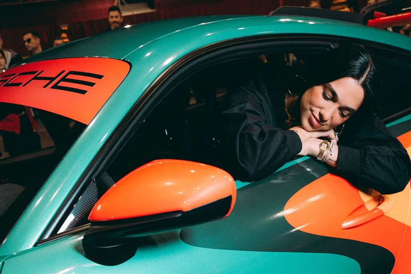 英國歌手Dua Lipa攜手保時捷打造Dua Lipa Rennstall GT3 RS特製車。（翻攝RM Sotheby&rsquo;s網站）
