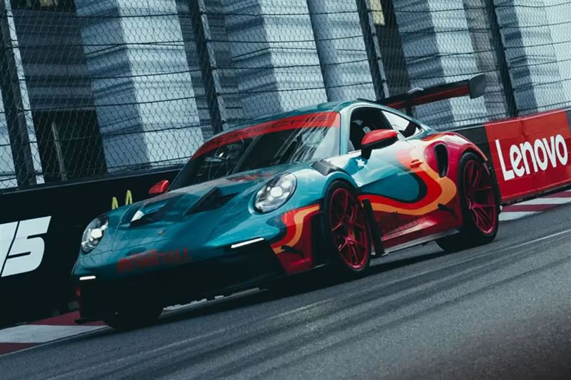 特仕版GT3 RS以綠松石、正紅、金色與墨綠色構成獨特撞色組合。（翻攝RM Sotheby&rsquo;s網站）