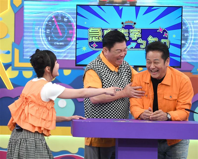 徐乃麟(右)玩遊戲失憶，眾人嘲笑。（圖／華視提供）