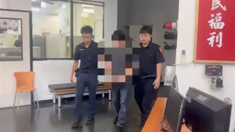 宜蘭警方逮捕詐騙車手。（圖／翻攝畫面）