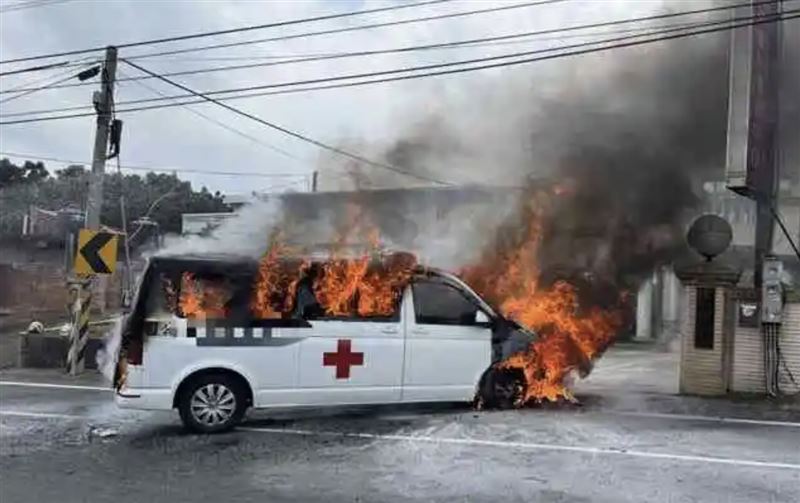 救護車頭突竄火煙，車上人員緊急將病患移出車外。（圖／翻攝畫面）