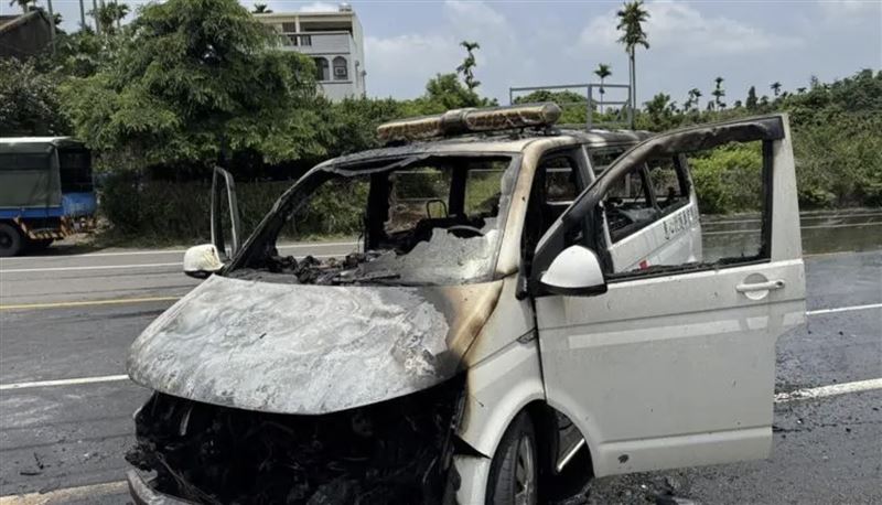 救護車頭突竄火煙，整輛車燒剩下骨架，擋風玻璃全破。（圖／翻攝畫面）