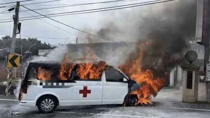 彰化救護車載送病患火燒車！急推擔架救人