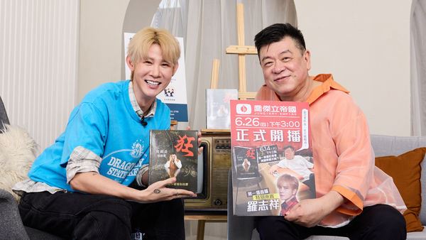 孫德榮(右)接受夏和熙訪問。(圖/CBOOK提供)