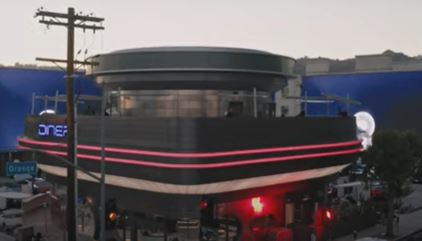 Tesla Diner共兩層樓，設有超過200個座位，一樓配置開放式廚房、吧檯與外賣窗口，二樓則規劃露天酒吧與沙發區。（圖／翻攝自reddit＠teslamotors）