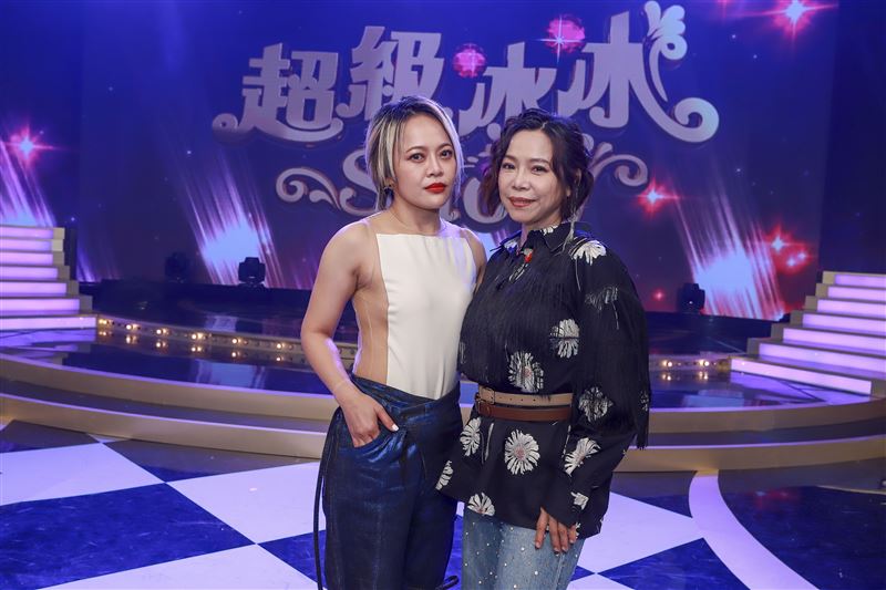 戴愛玲（左）跟曾心梅同台。（圖／民視提供）