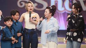 左起周祐均、周柏霖 、戴愛玲、白冰冰以及曾心梅。（圖／民視提供）