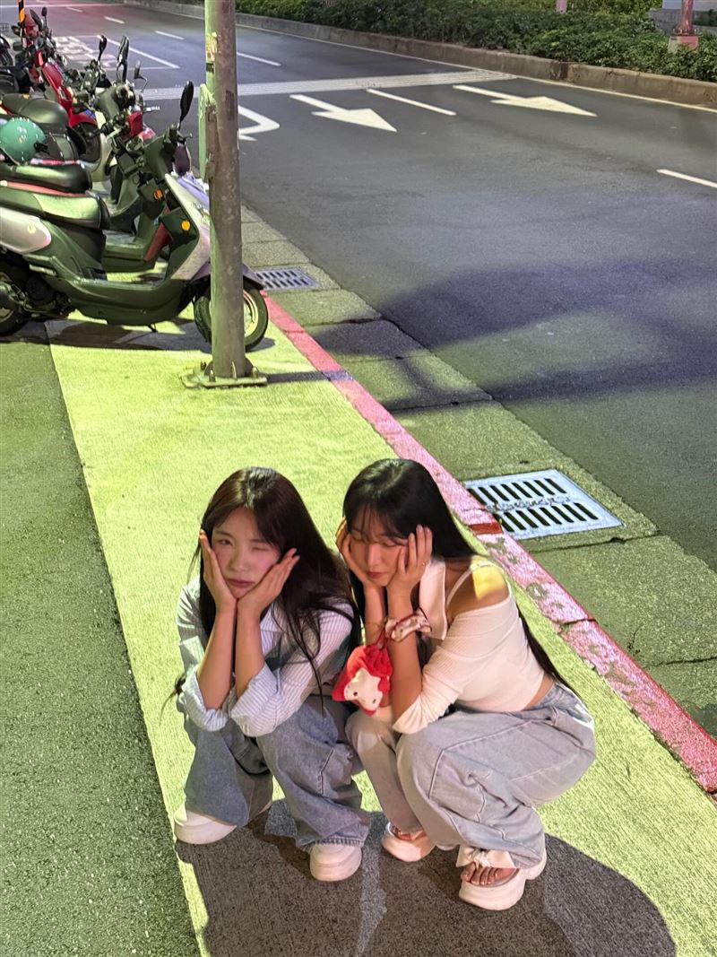 安芝儇和李多慧醉到直接蹲在路邊。（圖／翻攝自安芝儇Threads）