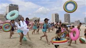 ▲北韓民眾們在金正恩力推的元山葛麻海岸旅遊區開心遊玩。（圖／美聯社／達志影像）