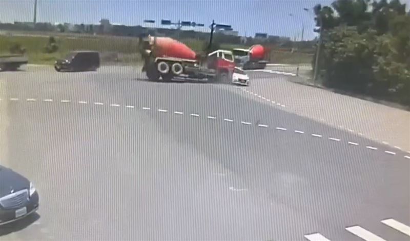 白色自小客車左轉,遭直行的水泥預拌車攔腰推撞。(圖/翻攝畫面)