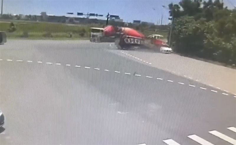 水泥預拌車推撞自小客車,最後撞向路邊樹叢翻覆。(圖/翻攝畫面)
