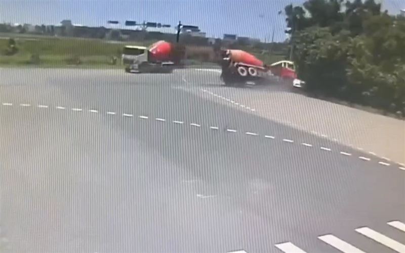 水泥預拌車推撞自小客車,最後撞向路邊樹叢翻覆。(圖/翻攝畫面)