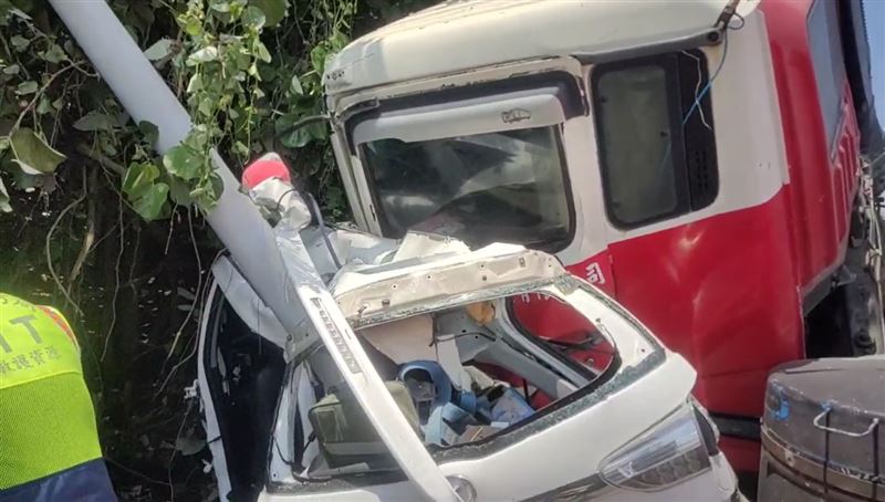 水泥預拌車翻覆,自小客車被壓扁成廢鐵。(圖/翻攝畫面)