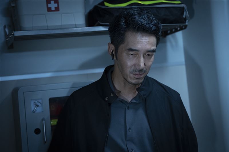 李李仁在《96分鐘》飾演警察局長，為追查未解的炸彈案真相，登上南下列車展開調查。（圖／華影國際提供）