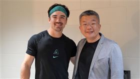 ▲卡洛爾（Corbin Carroll）和中職會長蔡其昌合影。（圖／中華職棒大聯盟提供） 