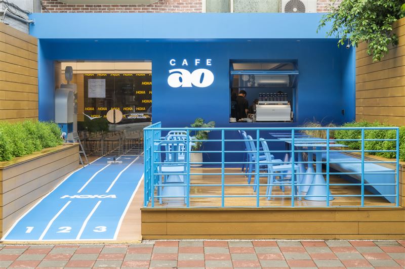 HOKA攜手台北潮流咖啡廳CAFEAO，打造期間限定「一起飛行據點」，引爆跑步社交新風潮。跑步不再只是孤獨挑戰，HOKA鼓勵更多人以腳步建立連結與支持。（圖／HOKA提供）