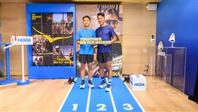 ▲HOKA攜手台北潮流咖啡廳CAFEAO，打造期間限定「一起飛行據點」，引爆跑步社交新風潮。跑步不再只是孤獨挑戰，HOKA鼓勵更多人以腳步建立連結與支持。（圖／HOKA提供）