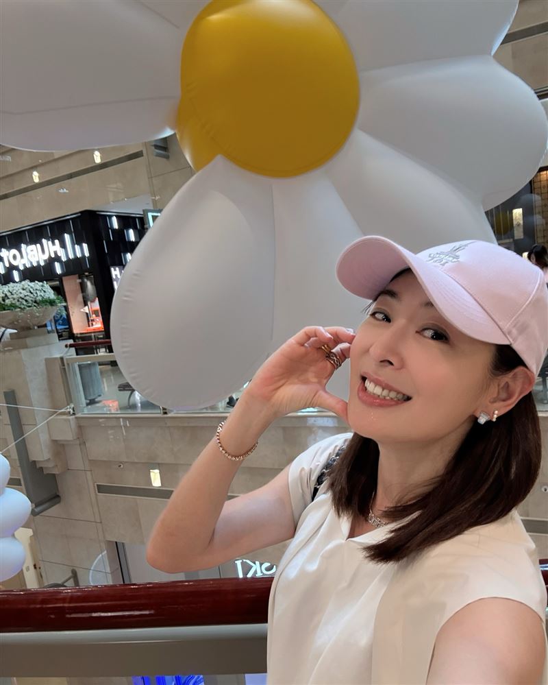 賈永婕遭爆耍特權,帶藝人好友去GD展掃光周邊。(圖/翻攝自臉書)