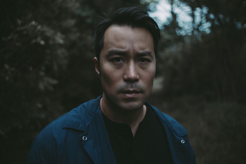 《深度安靜》張孝全飾演外表堅毅、內心糾結的丈夫「諭明」,展現極致壓抑的精湛演技。(圖/風起娛樂提供)