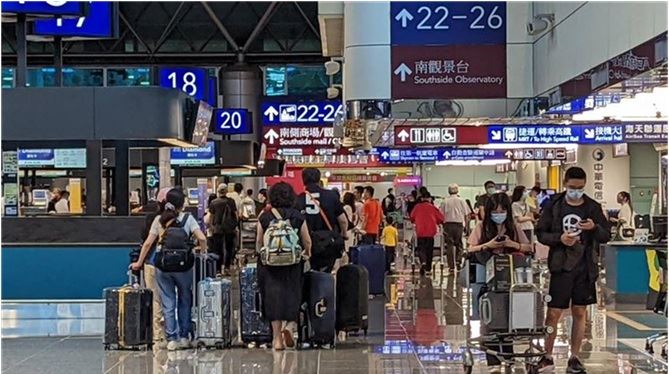 尖峰時刻桃園機場的大量旅客湧入,機場公司董事長楊偉甫表示,未來第三航廈完成後,有望為台灣爭取更大量的轉機潮,將台灣的地理優勢,發揮到最大。(圖/資料畫面)