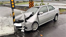台東,車禍,自撞,自小客車,橋墩。（圖／翻攝畫面）